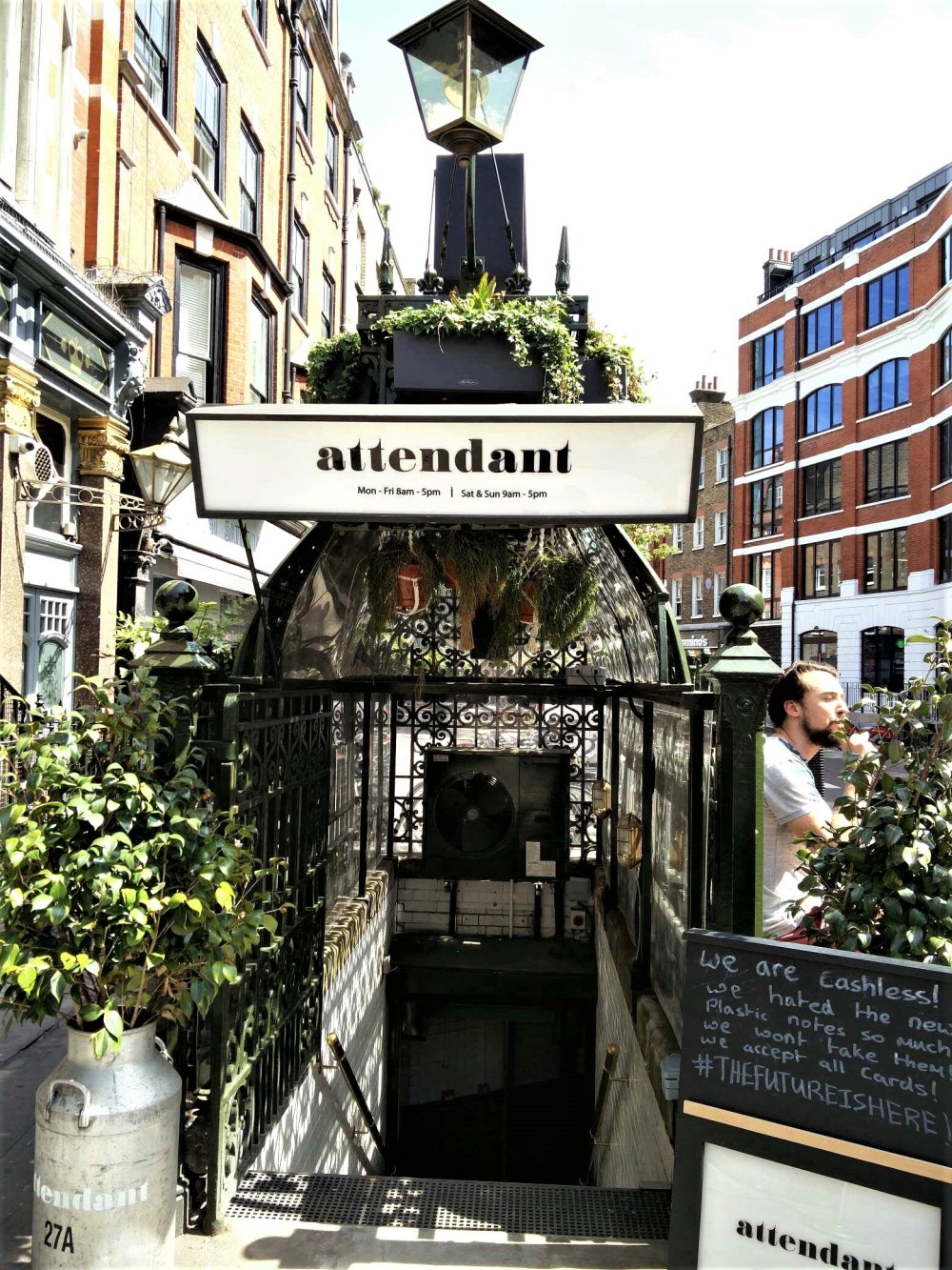 33765866_595463577490993_2843276445965352960_n